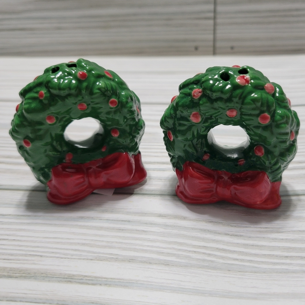 Holiday Wreath Salt and Pepper Shakers   NEW